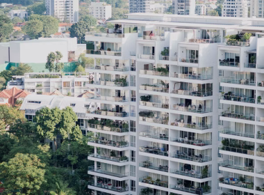 Pemandangan kondominium moden dengan unit-unit balkoni yang sebahagiannya kosong di kawasan