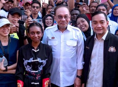 Perdana Menteri Anwar Ibrahim bergambar bersama orang ramai semasa majlis pelancaran sambutan Bulan Kebangsaan.