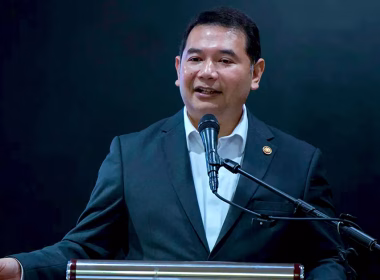 Rafizi Ramli berucap di podium ketika sidang media