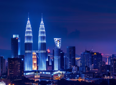 Pemandangan malam bandar Kuala Lumpur yang moden dan bercahaya