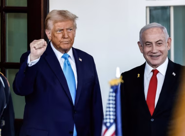 Donald Trump dan Benjamin Netanyahu berdiri bersama di hadapan bangunan rasmi semasa acara pertemuan diplomatik