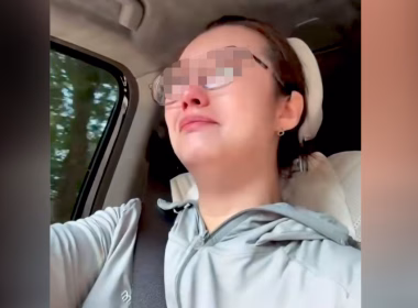 Wanita menangis dalam kereta selepas menemui kit HIV di rumah