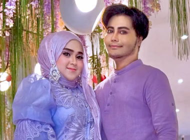 Prince Syed dan Fatin Syazwani bergambar sedondon dalam suasana bertema bunga.