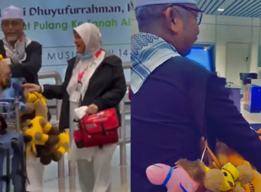 Seorang atuk menyandang deretan patung anak unta sebagai cenderahati dari Mekah untuk cucu-cucunya.