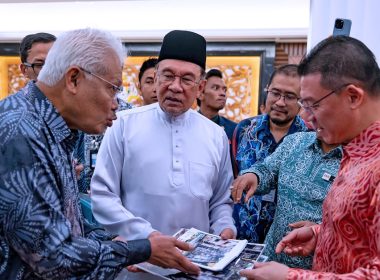 Perdana Menteri Anwar Ibrahim berbincang bersama Hamzah Zainudin dan beberapa Ahli Parlimen mengenai RUU URA di Parlimen.