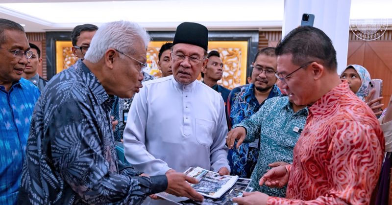 Perdana Menteri Anwar Ibrahim berbincang bersama Hamzah Zainudin dan beberapa Ahli Parlimen mengenai RUU URA di Parlimen.
