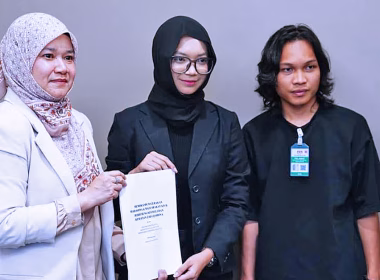 Tiga individu bergambar bersama sambil memegang dokumen memorandum berkaitan isu pendidikan dan kes Zara Qairina.