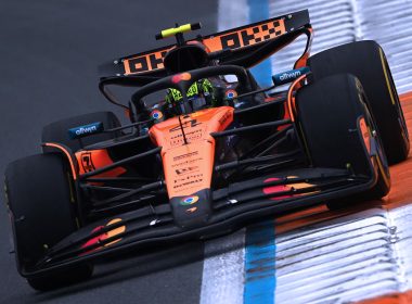 Kereta McLaren F1 berwarna oren laju membelok di litar Zandvoort semasa sesi latihan Grand Prix Belanda.