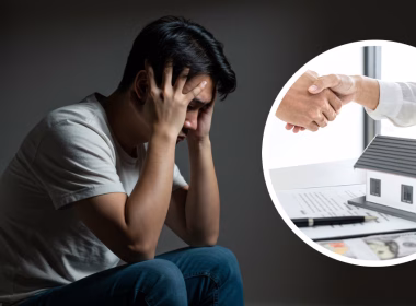 Seorang lelaki muda Asia kelihatan tertekan sambil memegang kepala, dengan gambar kecil di sebelah menunjukkan rumah mini dan dua individu berjabat tangan.