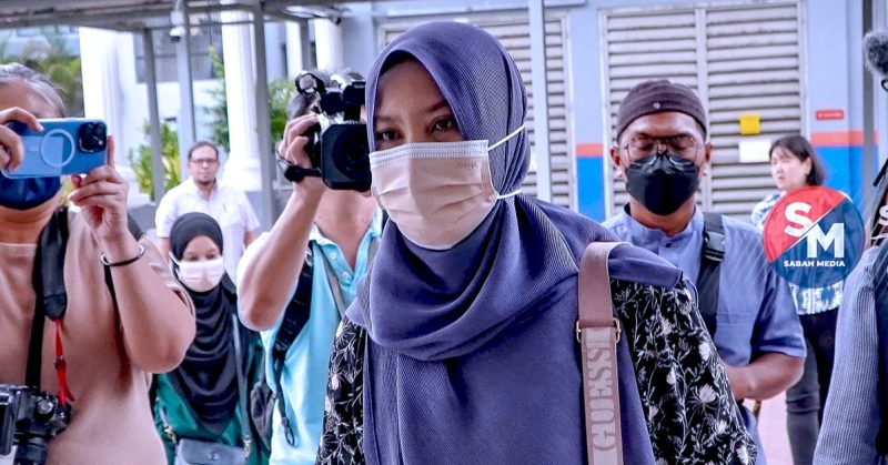 Guru Bahasa Inggeris, Siti Hajar Aflah Shaharuddin, tiba di perkarangan mahkamah diiringi jurugambar serta orang awam.
