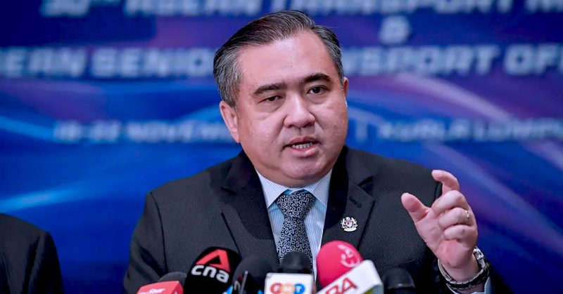 Anthony Loke sedang bercakap kepada media pada satu sidang akhbar.