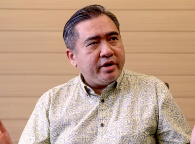 Menteri Pengangkutan Anthony Loke bercakap serius dalam satu sesi temubual.