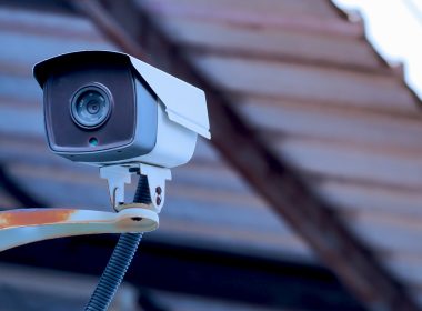 Kamera litar tertutup (CCTV) dipasang di sudut bangunan dengan latar belakang bumbung zink.