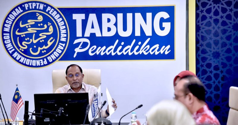 Menteri Pendidkan, Zambry, sedang bermesyuarat di pejabat dengan latar belakang logo besar bertulis "Tabung Pendidikan PTPTN".
