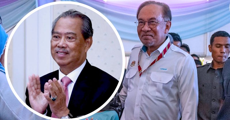 Kolaj gambar menunjukkan Tan Sri Muhyiddin Yassin sedang bertepuk tangan (dalam bulatan) dan Datuk Seri Anwar Ibrahim tersenyum ketika menghadiri majlis rasmi.