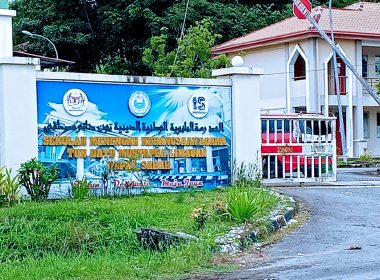 Pintu masuk SMKA Tun Datu Mustapha Limauan dengan papan tanda rasmi sekolah di Papar, Sabah.