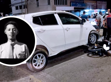 Sebuah kereta putih melanggar sebuah motosikal di jalan raya waktu malam dengan orang ramai mengerumuni tempat kejadian; gambar inset menunjukkan wajah pelajar lelaki yang terkorban.