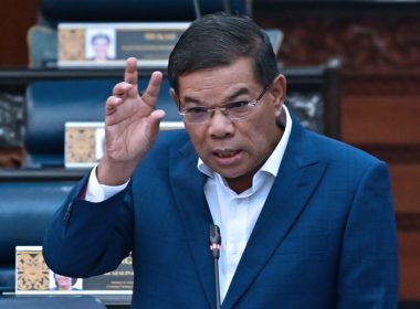 Saifuddin Nasution berucap di Dewan Rakyat sambil mengangkat tangan memberi penekanan.