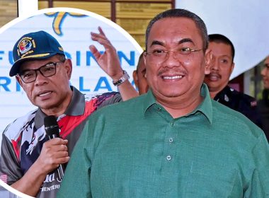 Sanusi tersenyum selepas keputusan mahkamah, dengan imej Saifuddin di latar sebagai inset.