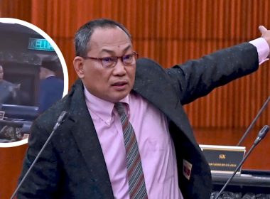 Ahli Parlimen Pendang, Awang Hashim, berdiri di Dewan Rakyat sambil mengangkat tangan, dengan inset gambar menunjukkan aksi beliau membuat isyarat penumbuk.
