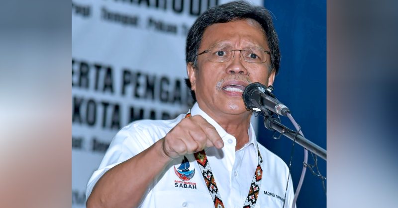Datuk Seri Shafie Apdal berucap di pentas dengan ekspresi tegas sambil menunjuk jari ke hadapan.