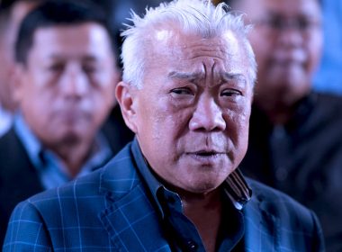 Bung Moktar Radin ketika sidang media, berwajah serius dengan latar belakang beberapa individu.