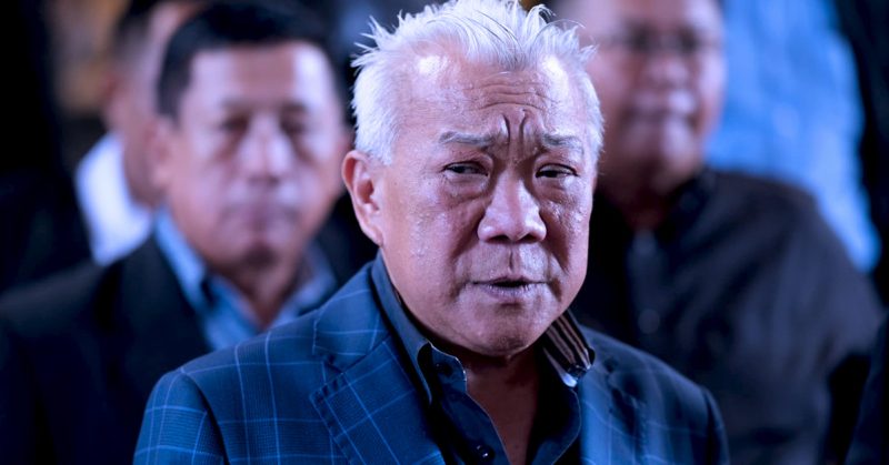Bung Moktar Radin ketika sidang media, berwajah serius dengan latar belakang beberapa individu.