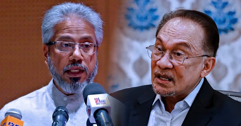 Waytha Moorthy dan Anwar Ibrahim bercakap di majlis berasingan, masing-masing kelihatan serius ketika berucap.