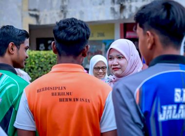 Menteri Pendidikan, Fadhlina Sidek beramah mesra dengan pelajar SMK Jalan Reko semasa lawatan sekolah.