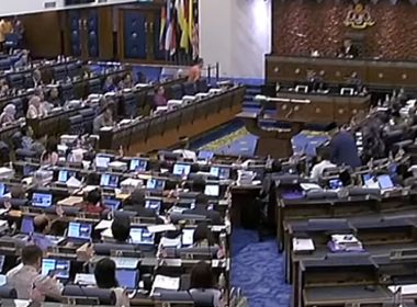 Beberapa pembangkang bertindak keluar dari Dewan Rakyat.