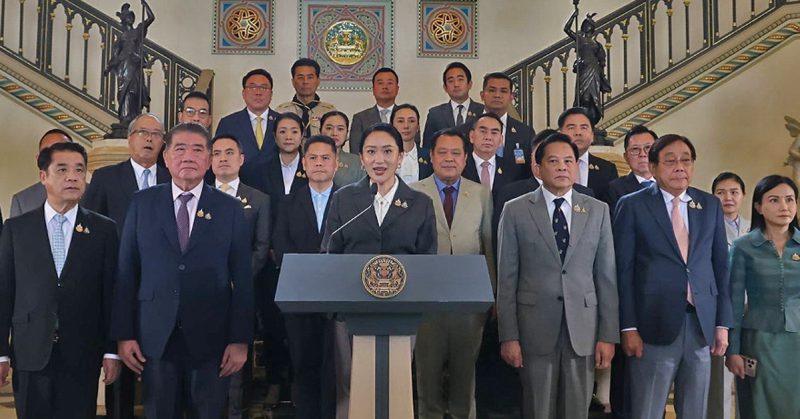 Paetongtarn Shinawatra bersama barisan kabinet.