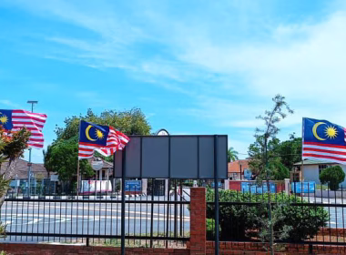 ADUN Lukut memaklumkan pekerja OKU yang memasang jalur gemilang secara terbalik.