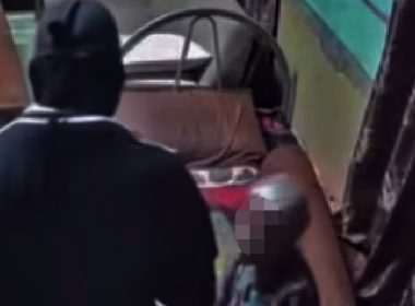 Rakaman CCTV warga emas cemas didatangi lelaki bertopeng.