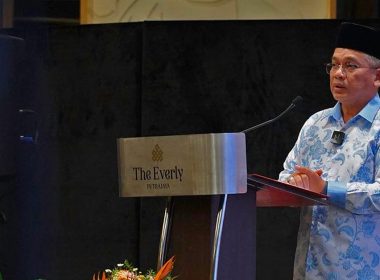 Menteri Agama menggesa lelaki Muslim supaya menghentikan berpakaian dan perilaku seperti wanita.