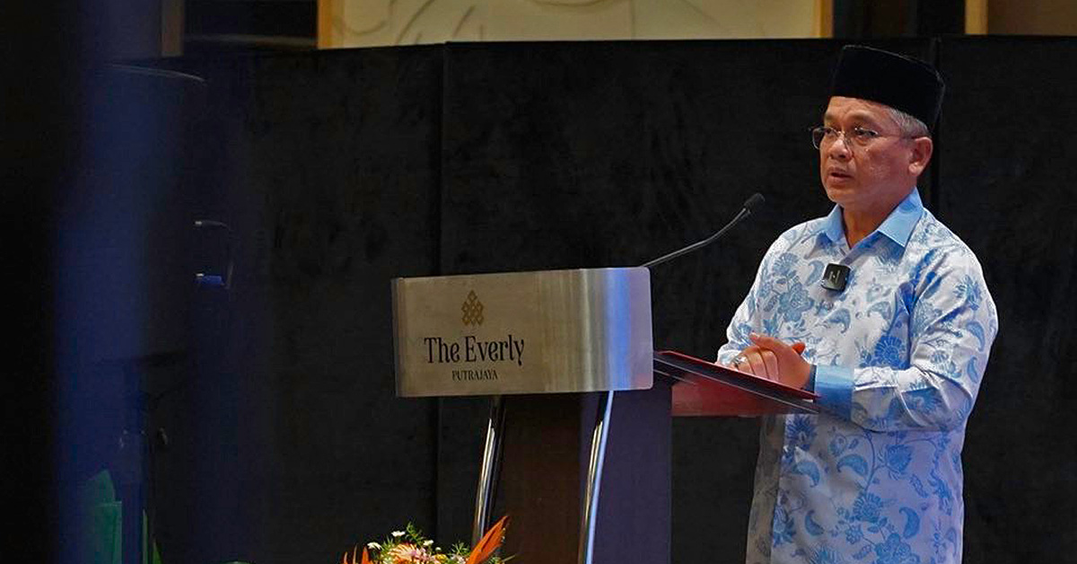 Menteri Agama menggesa lelaki Muslim supaya menghentikan berpakaian dan perilaku seperti wanita.