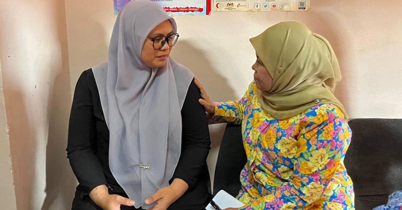 Khairin-Nisa Ismail menyantuni ibu Aisya Sofia.