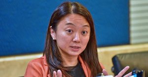 Hannah Yeoh bercakap dalam satu sidang media mengenai tindakan disiplin pelajar IKBN Miri digantung.