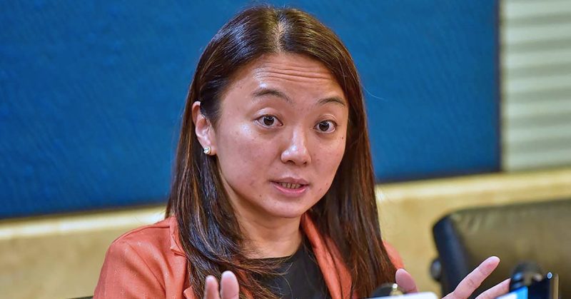 Hannah Yeoh bercakap dalam satu sidang media mengenai tindakan disiplin pelajar IKBN Miri digantung.