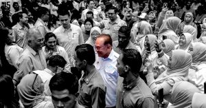 Perdana Menteri Anwar Ibrahim dikelilingi orang ramai, simbol kejayaan hentikan budaya salahguna kuasa.