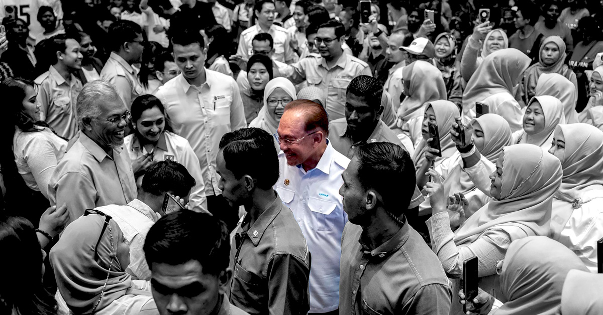 Perdana Menteri Anwar Ibrahim dikelilingi orang ramai, simbol kejayaan hentikan budaya salahguna kuasa.
