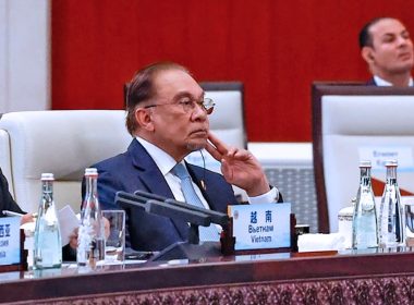 Perdana Menteri Malaysia Anwar Ibrahim menghadiri Sidang Kemuncak SCO Plus di Tianjin, duduk di meja persidangan antarabangsa bersama pemimpin lain.