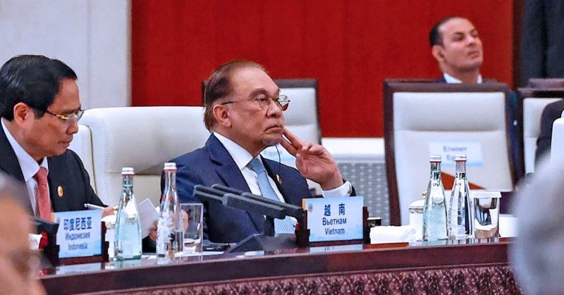 Perdana Menteri Malaysia Anwar Ibrahim menghadiri Sidang Kemuncak SCO Plus di Tianjin, duduk di meja persidangan antarabangsa bersama pemimpin lain.