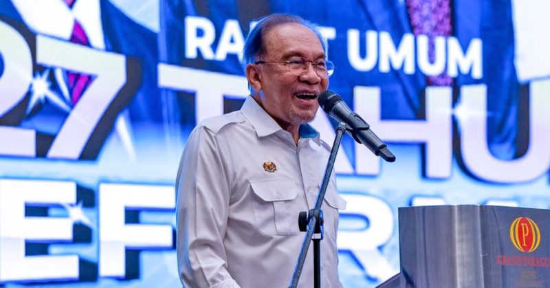 Perdana Menteri Anwar Ibrahim berucap di pentas program reformasi, tegaskan harga RON95 turun RM1.99 hujung bulan ini.