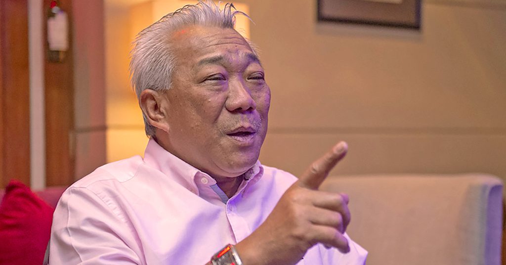 Bung Moktar Radin menunjuk jari sambil bercakap dalam satu sesi, lontar bayangan mahu jadi Ketua Menteri Sabah.