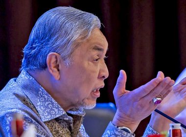 Datuk Seri Ahmad Zahid Hamidi sedang bercakap dalam mesyuarat, kelihatan tegas dengan gerak tangan sambil menekankan pendirian UMNO Sabah.
