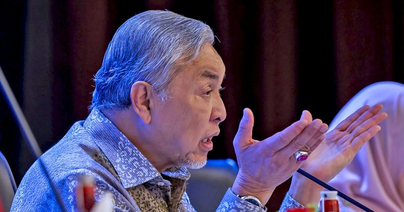 Datuk Seri Ahmad Zahid Hamidi sedang bercakap dalam mesyuarat, kelihatan tegas dengan gerak tangan sambil menekankan pendirian UMNO Sabah.