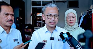 Datuk Fahmi Fadzil ditemui media cadangkan syarat STR diteliti semula supaya penerima gaji kecil masih layak bantuan.