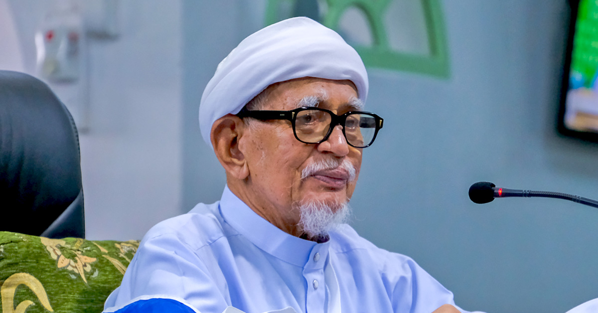 Tan Sri Abdul Hadi Awang tersenyum ketika sidang media, PAS tolak jadi PM ke-11.