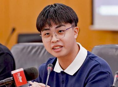 Seorang pelajar STPM, Edward Wong, bercakap pada sidang media dengan mikrofon di depannya.