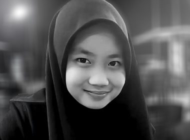 Potret hitam putih remaja perempuan berhijab, wajah tersenyum tenang. Fokus isu Zara Qairina dituduh curi dompet RM300.